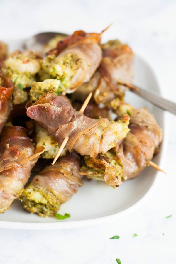 This Shrimp with Pesto and Prosciutto recipe is seriously easy and tastes delicious. It's super quick to make (10-15 minutes tops!!) and uses only 3 ingredients making it the perfect starter for a dinner party or a girls night! Click on the photo to get the recipe!