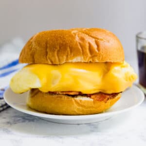 This Cheesy Bodega-Style Breakfast Sandwich in paid partnership with @landolakesktchn and @feedfeed is the most delicious and authentically “New York” way to start the day! Made with eggs, bacon, and Land O Lakes® Deli American, this is seriously easy and delicious! #LandOLakes #Feedfeed
