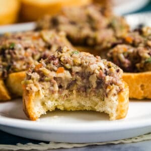 Olive and Artichoke Tapenade is the perfect easy snack to whip up for last minute guests! It's ready in 10 minutes and is perfect with a nice glass of wine.