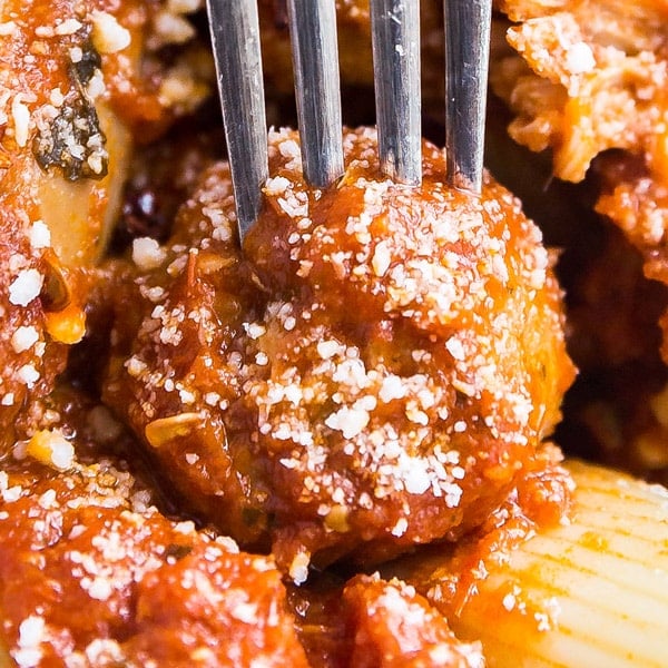 I’m so excited to share one of my favorite hacks for weeknight dinners! Wegmans chef-developed ready-to-cook entrées in oven-safe packaging offer a great way to get a delicious dinner onto the table with minimal work and clean up!