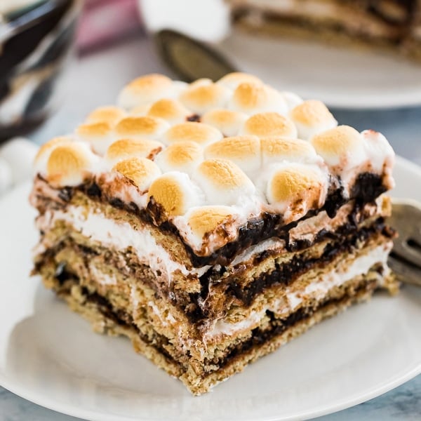 Meet the ultimate picnic dessert: S'mores Icebox Cake! This easy make-ahead dessert is quick to throw together with just a few ingredients and the results are beyond delicious.