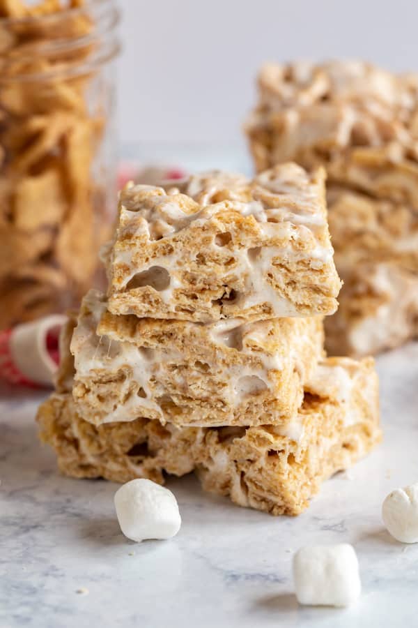A straight-on image of the Cinnamon Toast Crunch Bars revealing the inside of them.