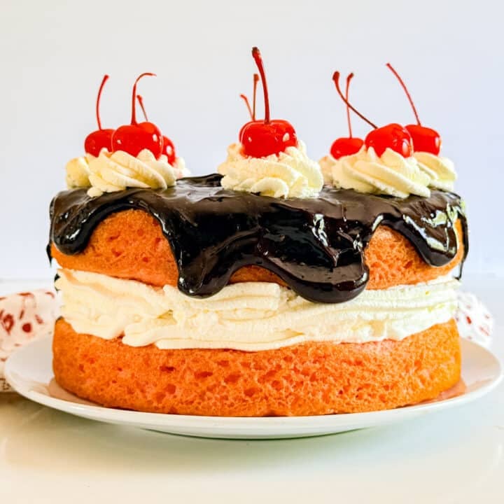 A side view of a strawberry banana split cake.